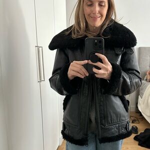 Elegant Black Leather Jacket with Shearling Trim